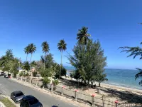 Café Del Mar Apt is a rare beach front Apt