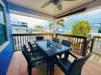 Downtown 3rd Street Retreat Lookout — Steps to Beach - Condos