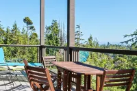 Panoramic Rainforest & Ocean Views, Fire Pit & EV Plug in Ucluelet