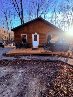 Charming 2-bedroom cabin in enchanting Hocking Hills with WiFi, AC