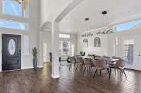 GREAT DEAL! Huge and Stylish Lake View House in Rowlett - สระว่ายน้ำส่วนตัว