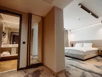 新蒙大拿大飯店 佩列斯城堡（Peles Castle）附近的飯店