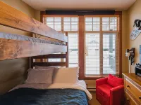 Ski in Ski out condo with private Hot Tub backing on Golf course. 2 bed 2 bath. Hotels in Sun Peaks