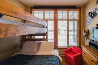 Ski in Ski out condo with private Hot Tub backing on Golf course. 2 bed 2 bath.