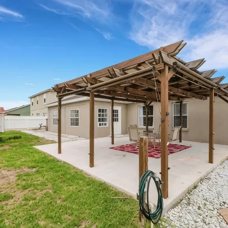 Family Fun Haven: 3 Bed/2 Bath/6 Mi to Legoland/Pet Friendly!