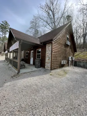 Hillside Hideaway West just 1/2 mile from Current River!