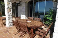 Superb villa sun swimming pool, quiet garden and sea view on the heights of Nice - บังกะโล