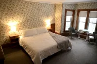 Hot Tub - 7 bedrooms - 5 minutes from Okemo Ski - enchanting 200 year old VT inn