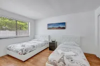 Spacious and Bright 2bed, washer/dryer, back yard