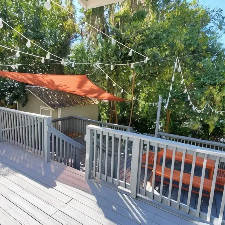 Perfect Background Hangout-Café Lit Patio, Bonfire, BBQ Grill-Near UF Stadium!