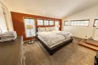 Modern Chalet, 2 Acre lot, HOT TUB and NEW OUTDOOR FIREPIT