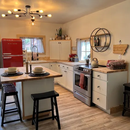Downtown Bozeman Bungalow, pet friendly with private fenced yard