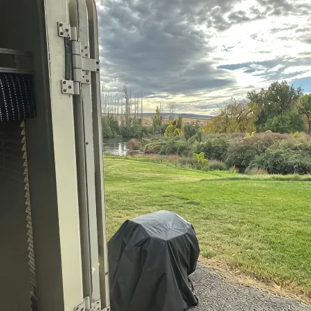 Cozy mobile home on the river in Benton City with WiFi and AC