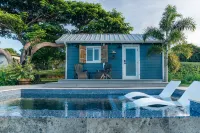 Tiny house on an acre with ocean view and private infinity pool. - 수영장