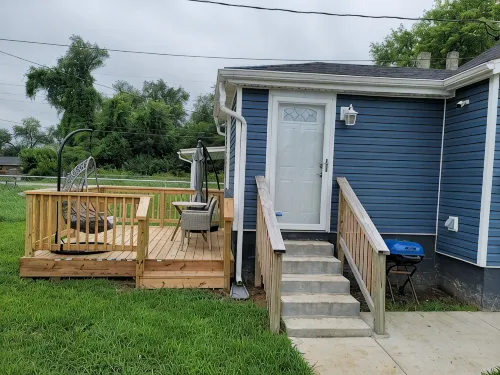 The Blue House near Frank Holten State Park / Golf /Lighthouse Restaurant - Homestays