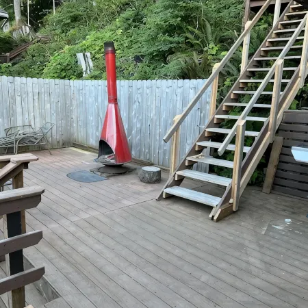 Cozy Cabin on Lake Sutherland with hot tub, huge dock and kayaks!