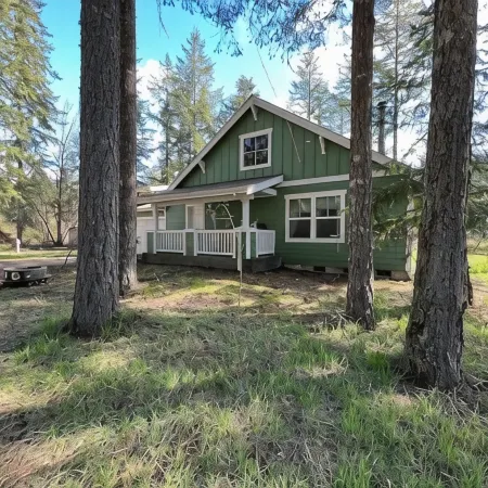 Olympic Base Camp: Pet friendly & spacious 4 bedroom home w/ hot tub