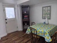 Lovely basement apartment with covered outdoor patio. - 3 stjerner
