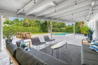 Yacht Harbor Oasis: Beach Bliss with Private Pool - Homestays