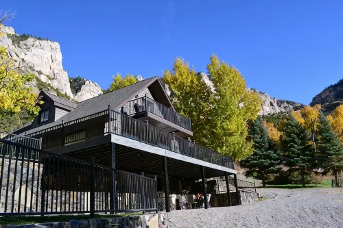 Luxurious Lodging in the Wind River Canyon - Homestays