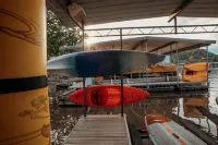 LAKE TIME @ THIS SPACIOUS HOUSE ON THE WATER + BOAT+SWIM+RELAX+GREAT AMMENITIES - Homestays
