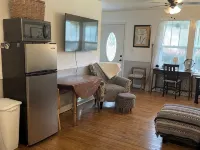 Walk to Waterfront Dining, Shops, Wine Bar. 2 Miles from I-95. No Pet Fee! 다리엔 호텔