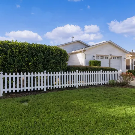 Updated 2 bedroom house The Villages, Walk to pool, 2 miles to SQ, Pet friendly