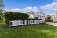 Updated 2 bedroom house The Villages, Walk to pool, 2 miles to SQ, Pet friendly - 4 estrellas