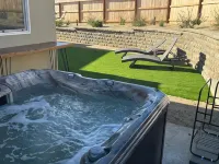 The Sage Field House - Hot Tub, Ping Pong, and 8 Minute Walk to down Town! Hotels in Murphys