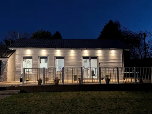 Chalet on the Green - Self Contained with Parking. - Alphydda