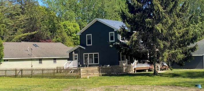 Short Walk to the Beach. 4 Bedrooms, 4 Bathrooms. 1 Outdoor Shower. .5Acre Yard Hotels in Chikaming Township