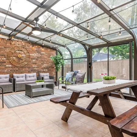 Luxurious Sunroom & Pool in a Modern & Stylish House
