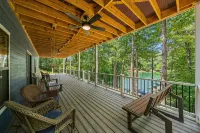 Lake Loop Retreat w/Movie Theater & Private Dock - 4 tähden