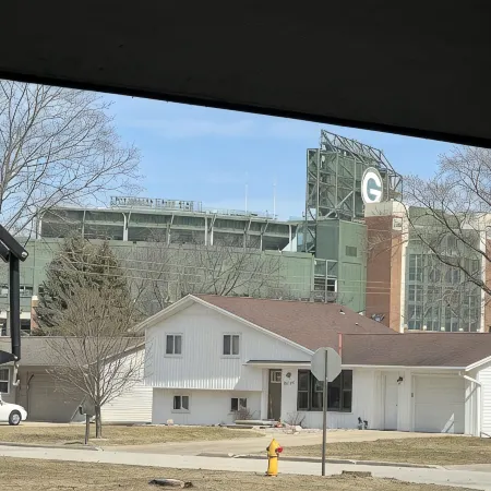 GB Packer 5 star home ⭐️⭐️⭐️⭐️⭐️ 1 block from Lambeau Field