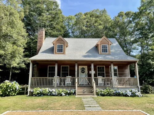 NEW! Renovated Family-Friendly Vineyard Haven Home, Close to town! - 3 tähden