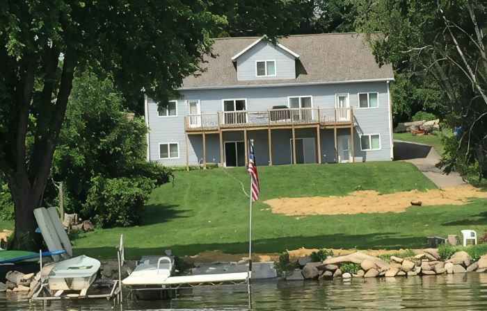 4 Bdrm 4 Bath Lake front Lake Sinissippi home
