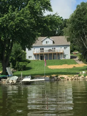 4 Bdrm 4 Bath Lake front Lake Sinissippi home - Homestays
