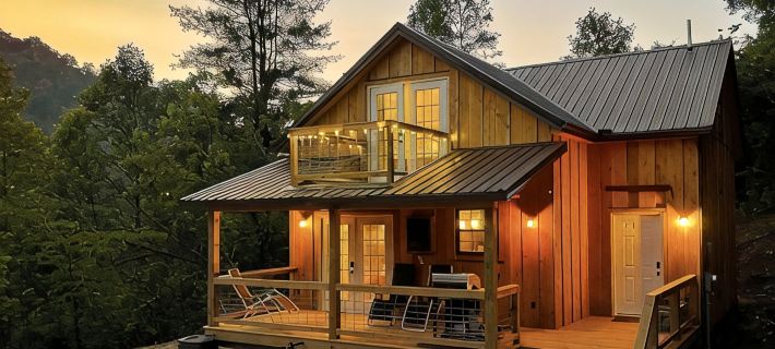 Newly-built See Rocks Vista Cabin Hotels in Powell County