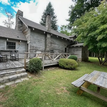 Pioneer Village Creekside 4-bedroom cabin perfect for a family retreat!