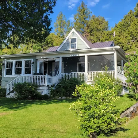 Waterview Home - in town, across from the Marina