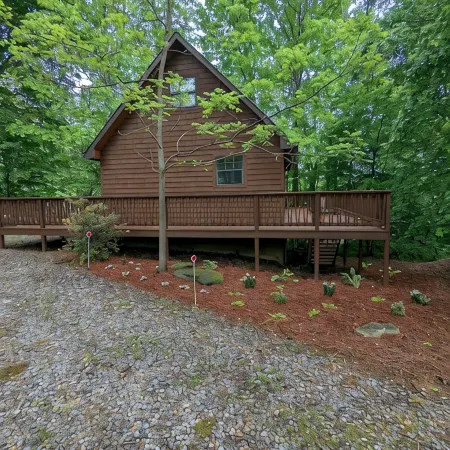 Cozy cabin with wrap around porch and only minutes to town!