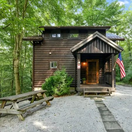 Cozy Couples Cabin! Hidden in the Woods of Hocking Hills!