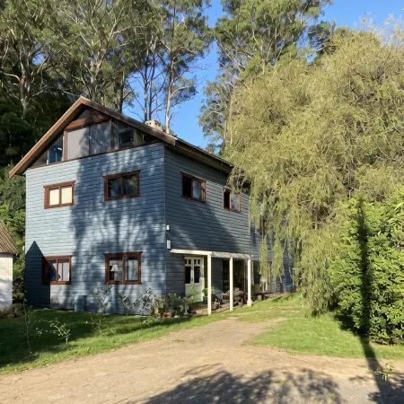 6 Bed, 4 Bath, 3 Level Renovated Barn, 1400m to Bowral Centre, 320m2, Peaceful