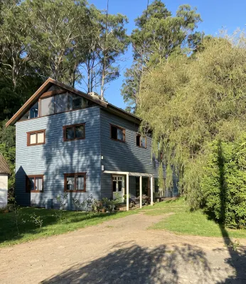 6 Bed, 4 Bath, 3 Level Renovated Barn, 1400m to Bowral Centre, 320m2, Peaceful - บังกะโล