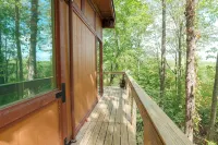 2-Person Romantic Treehouse Getaway in Hocking Hills, Ohio - Alppimaja