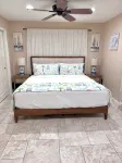 Charming Beach House with Private Pool Paradise~WALK TO THE BEACH! - 4-نجوم