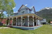 Beautifully restored Victorian Mountain home furnished with authentic antiques!
