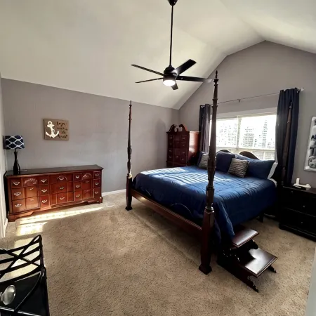 Blackbeard’s Lakefront Bungalow - convenient location with year-round lake views