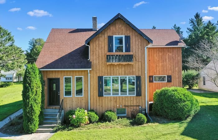 Walk to Lake Michigan Beach, Hit the Bike Trails, Relax- Large Yard w/Fire Pit!
