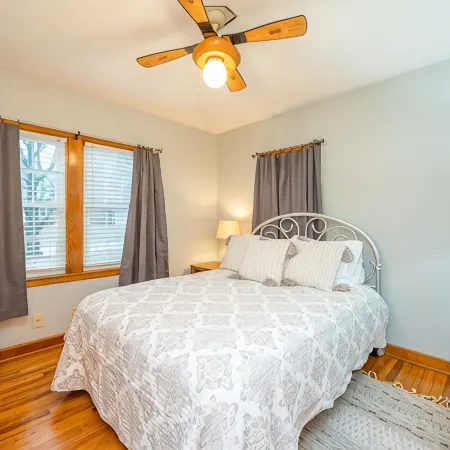 Cozy 4 bedroom home. Just 2 miles from Drake University. Easy access to I235.